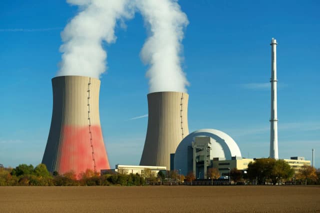 Czy w Polsce powinna powstać elektrownia jądrowa? Kontrowersje i opinie
