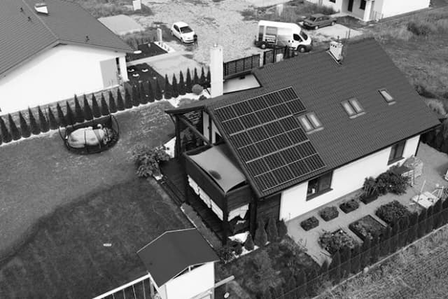 Ile kosztuje kilowat fotowoltaiki? Sprawdź ukryte koszty instalacji