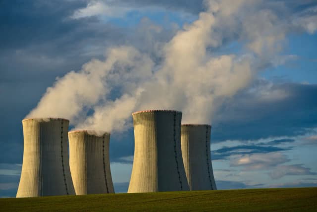 Jak działa elektrownia jądrowa? Odkryj sekrety jej działania i bezpieczeństwa